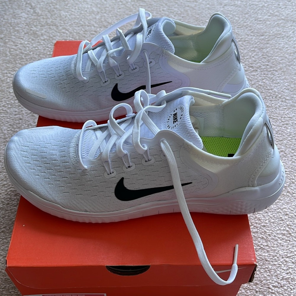 Nike women’s Free RN Shoes - Picture 2 of 8